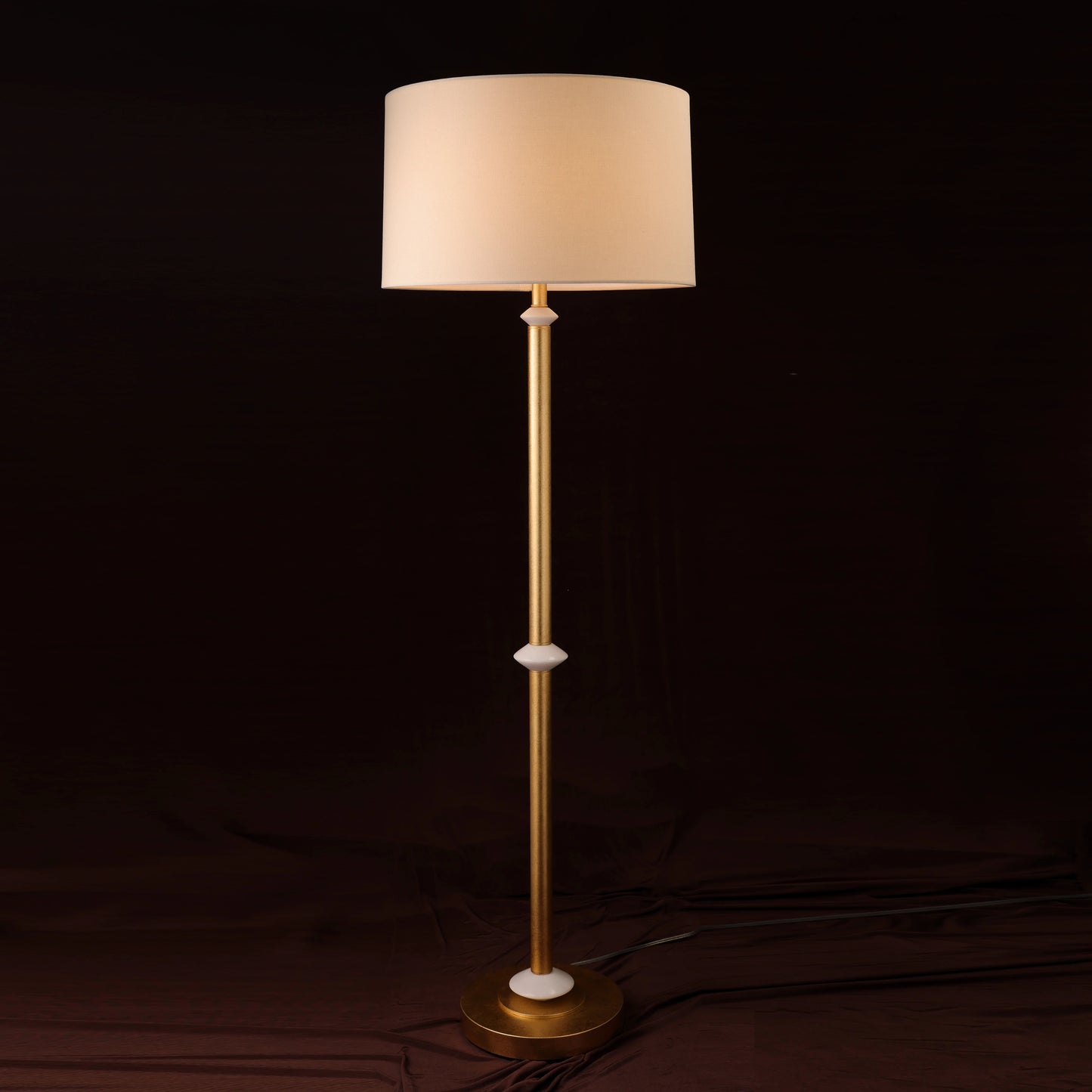 Floor lamp with slim metal stand