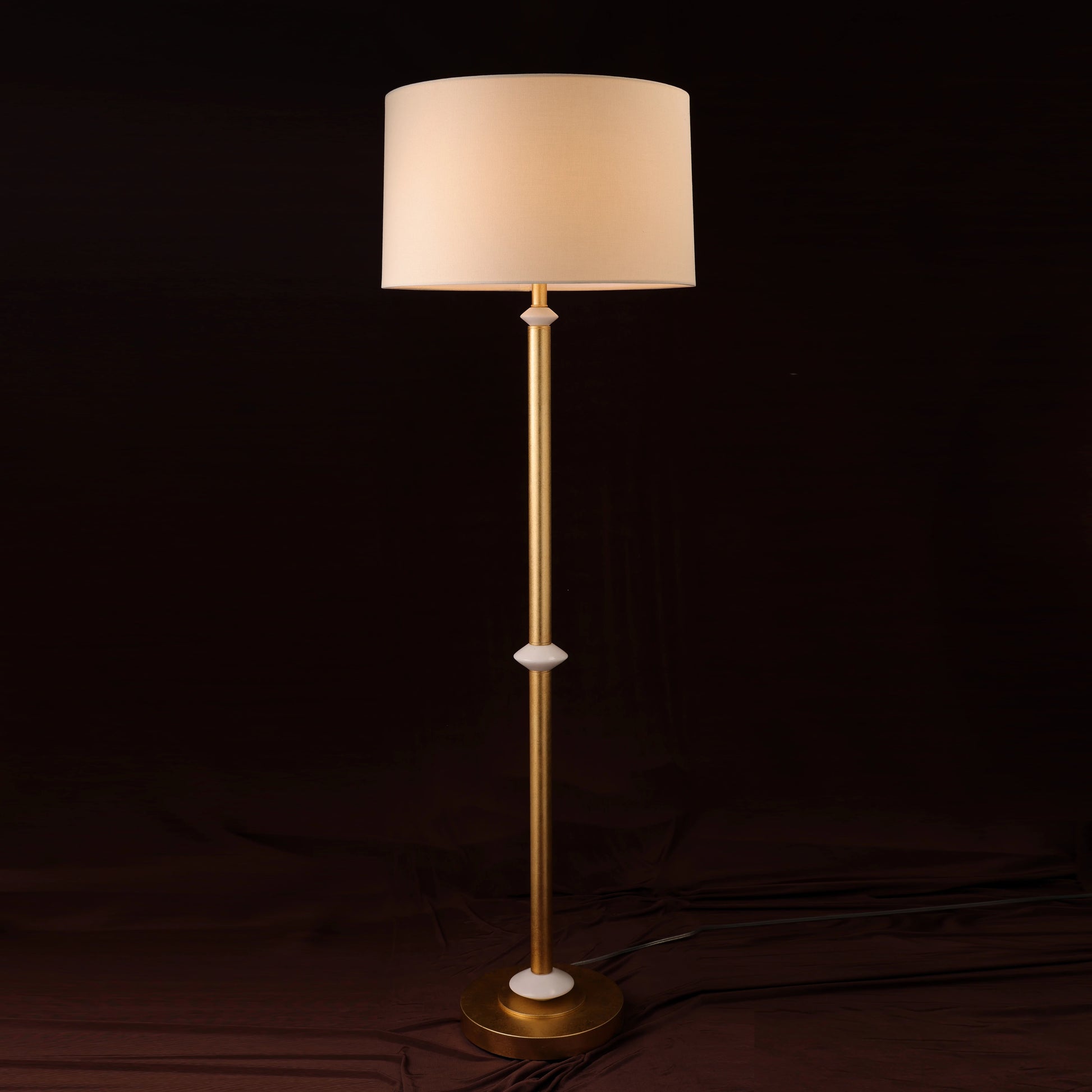 Floor lamp with slim metal stand