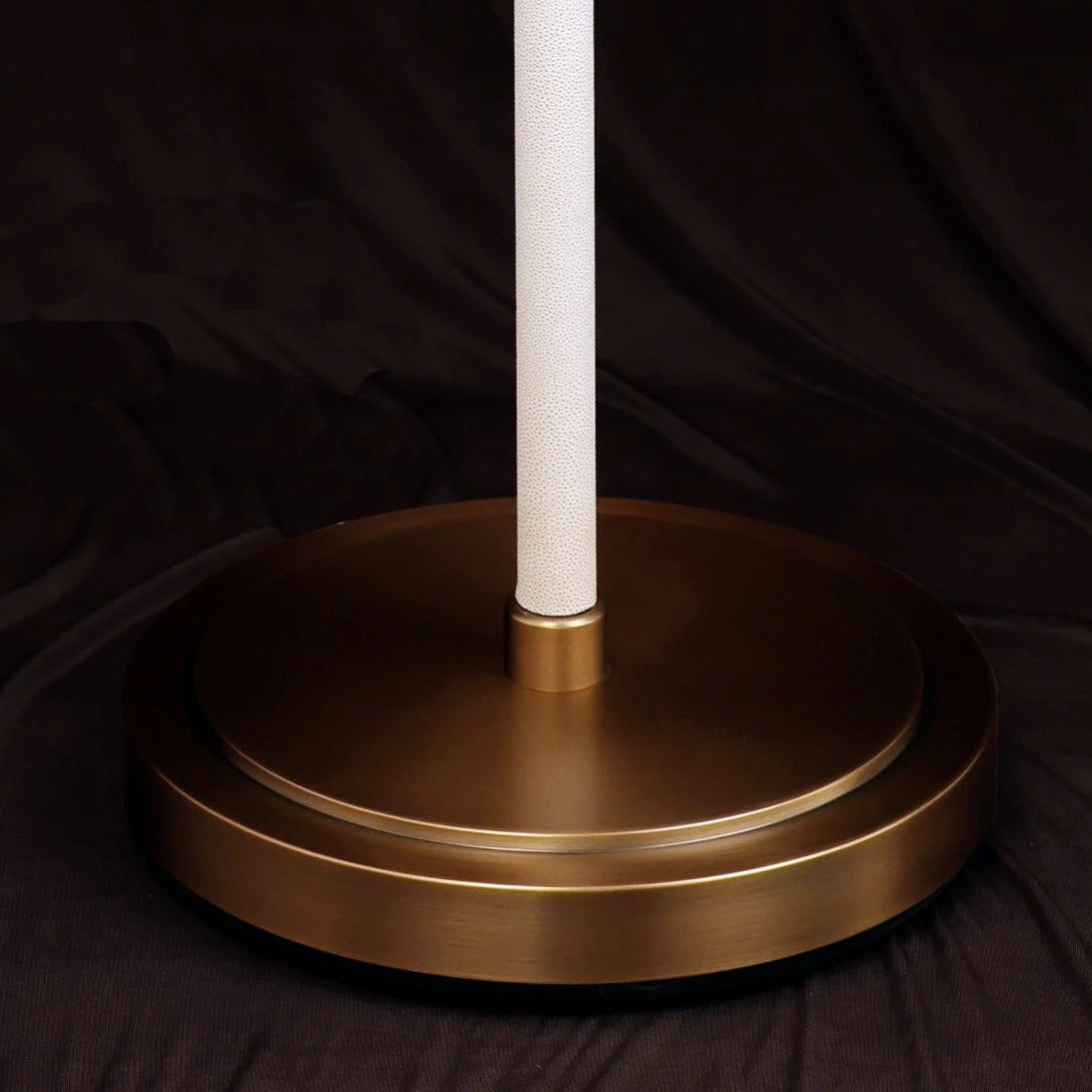 Floor lamp with textured stand