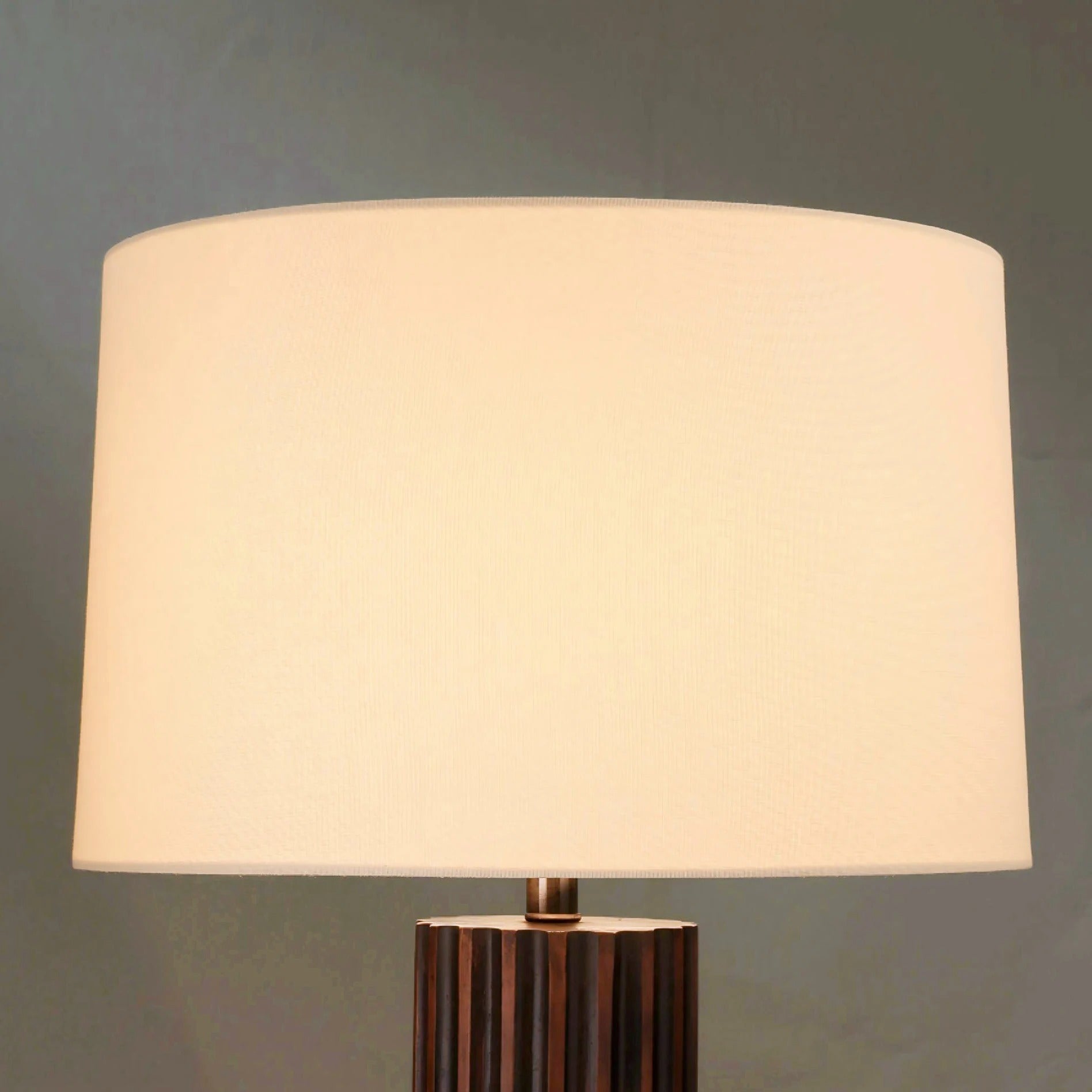 Table lamp with ribbed base