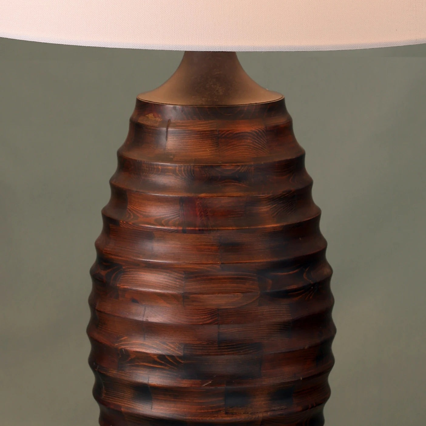 Table lamp with ribbed wooden base